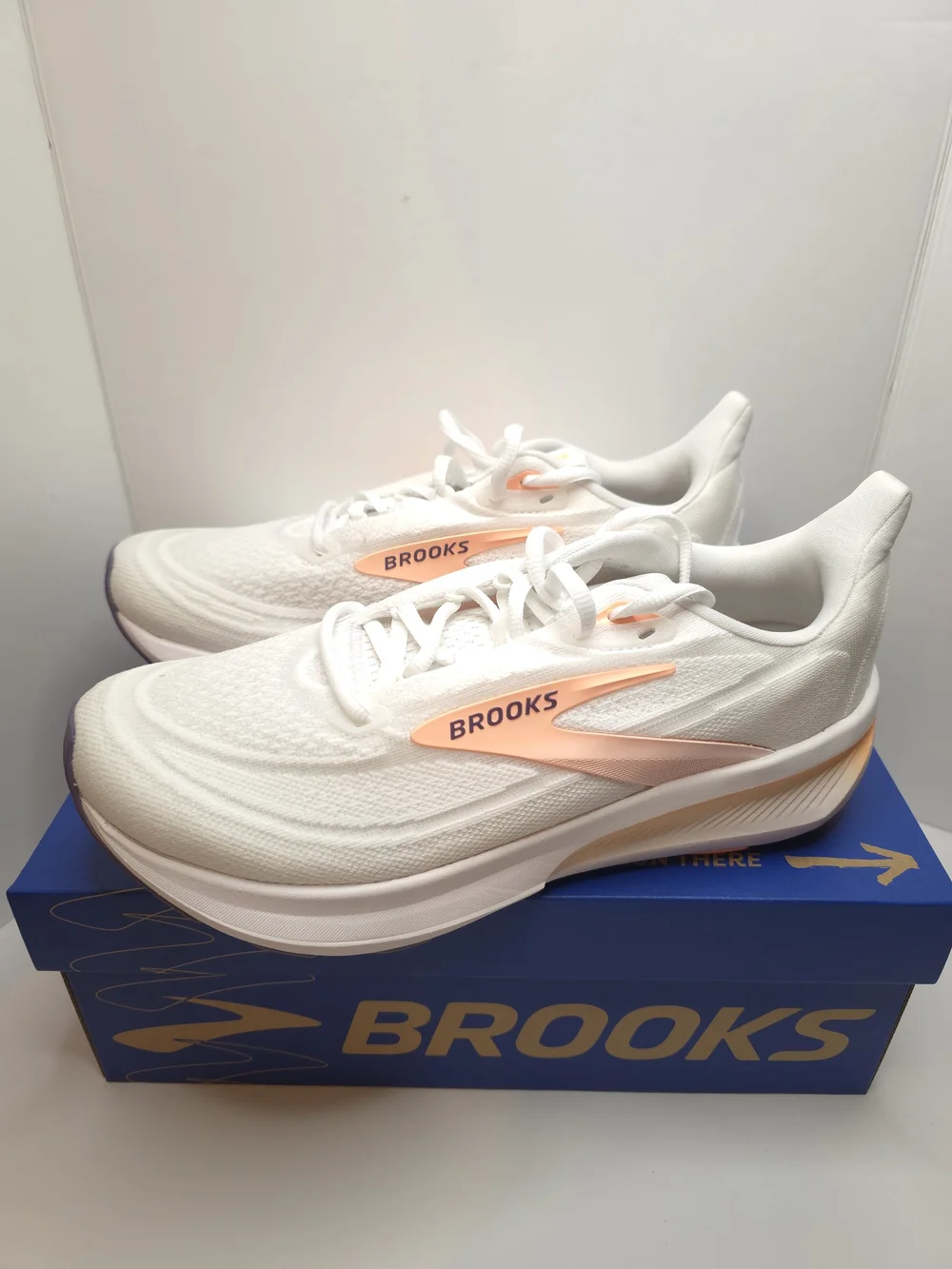 Size 8.5W Brooks Revel 9 white/cyber peach/purple
